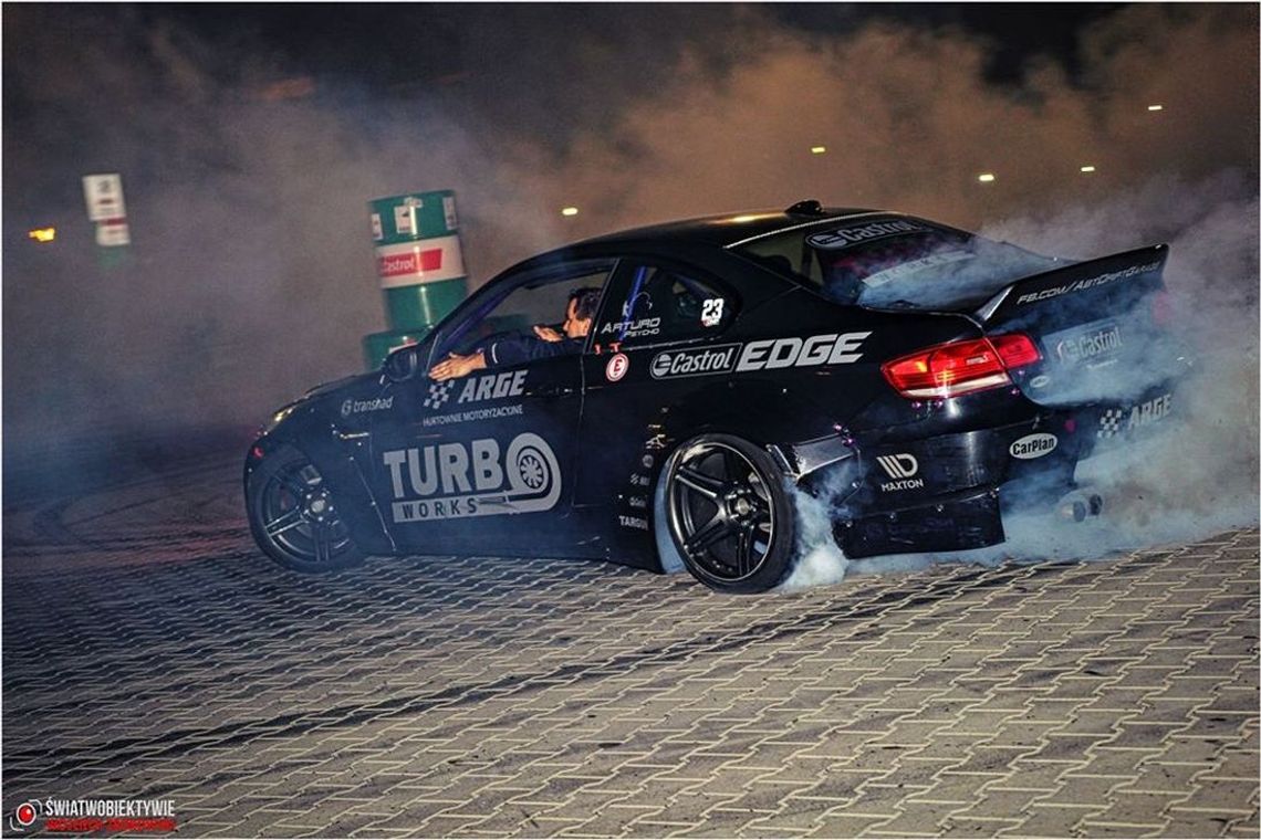 100 zdjęć Night Drift Show na parkingu ARGE