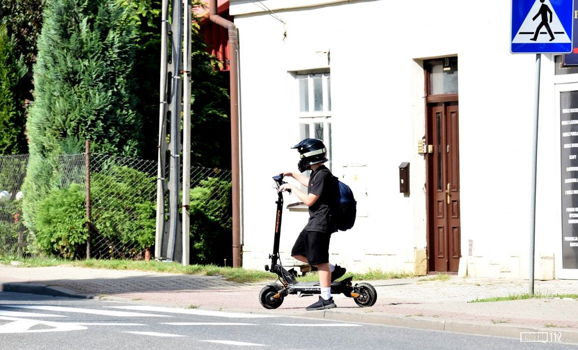 13-latek bez uprawnień na hulajnodze. Dziadek ukarany mandatem 13-latek bez uprawnień na hulajnodze. Dziadek ukarany mandatem