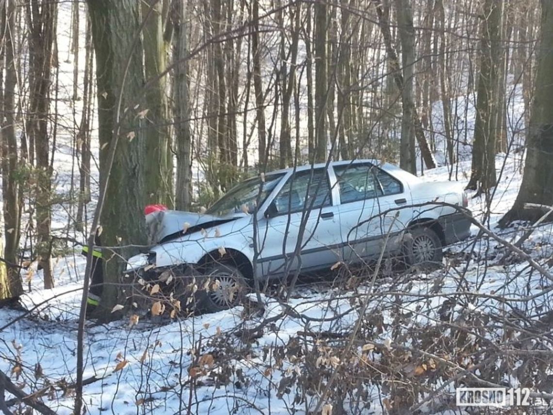 13-tego w piątek przed 13 kierowca uderzył w drzewo