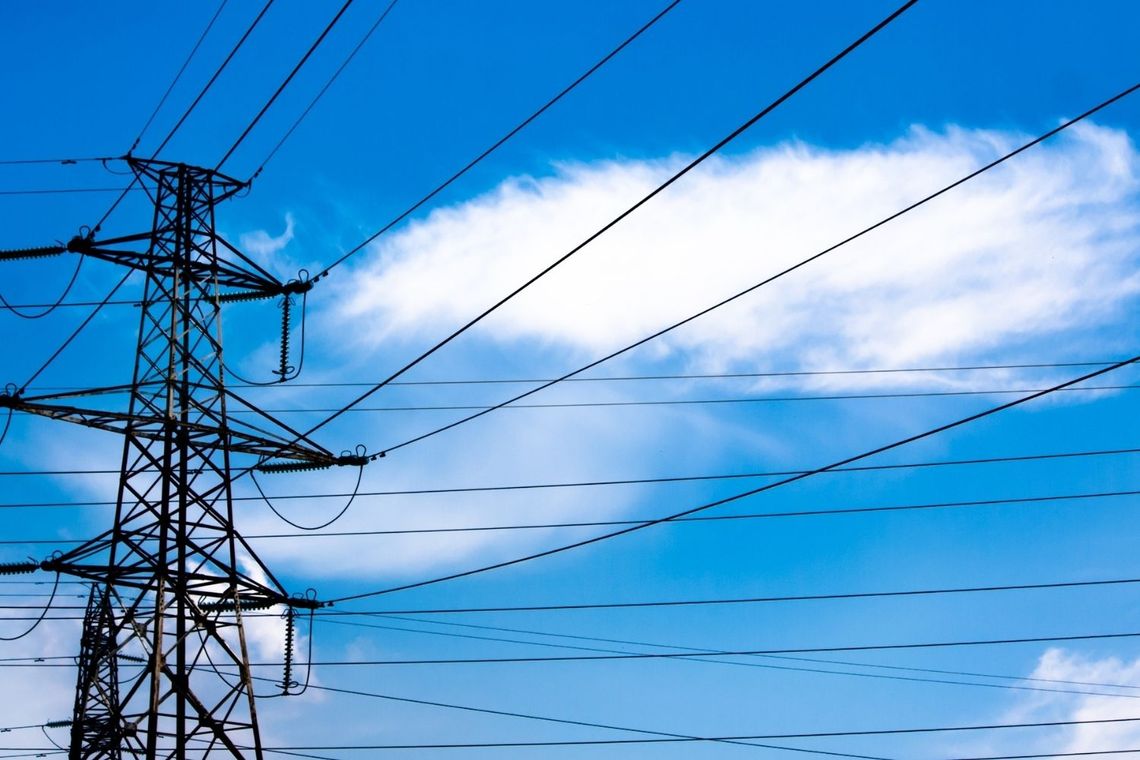 14-latek wspiął się na słup energetyczny i został porażony prądem