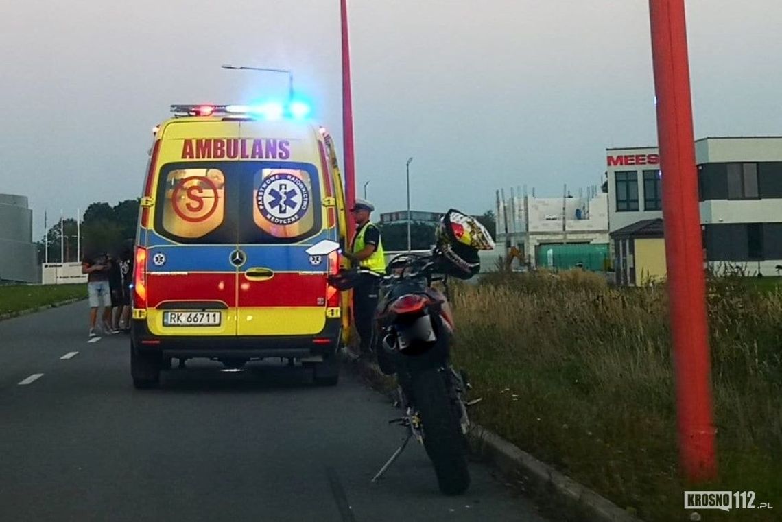 18-letni motocyklista uderzył w słup latarni. Jego stan jest poważny