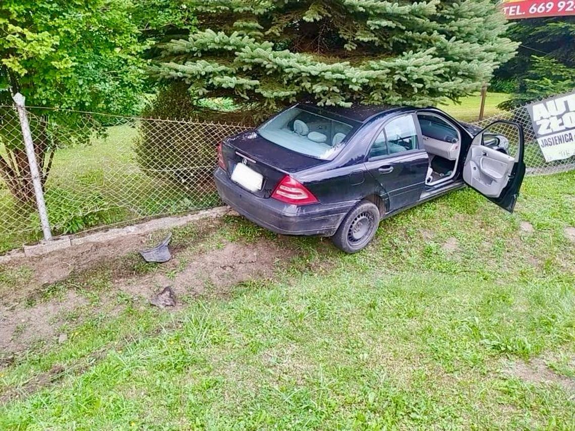 19-latek wjechał Mercedesem w ogrodzenie