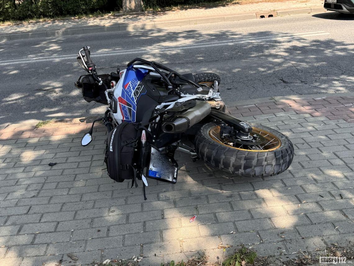 48-letni motocyklista z BMW trafił do szpitala po zderzeniu z Jeepem