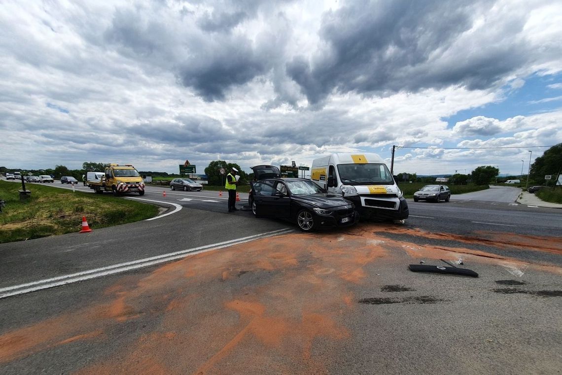 49-letni krośnianin ranny w zderzeniu dwóch samochodów na DK28