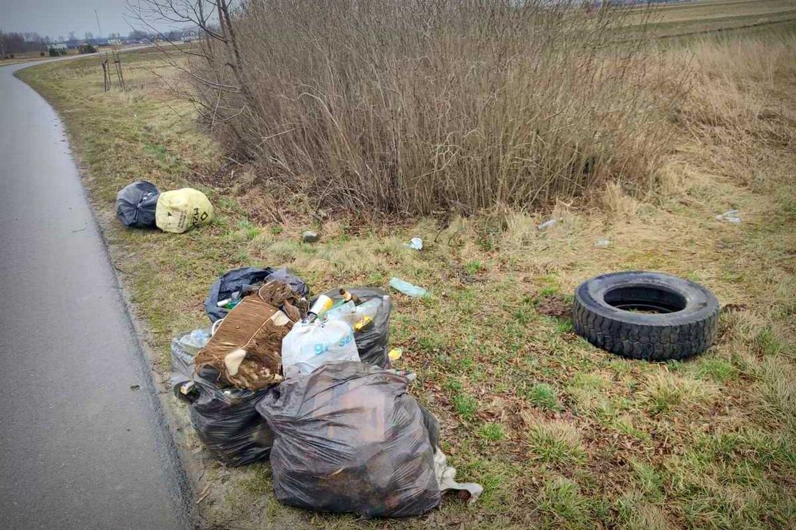 50-latka wyrzuciła siedem worków śmieci i oponę do rowu