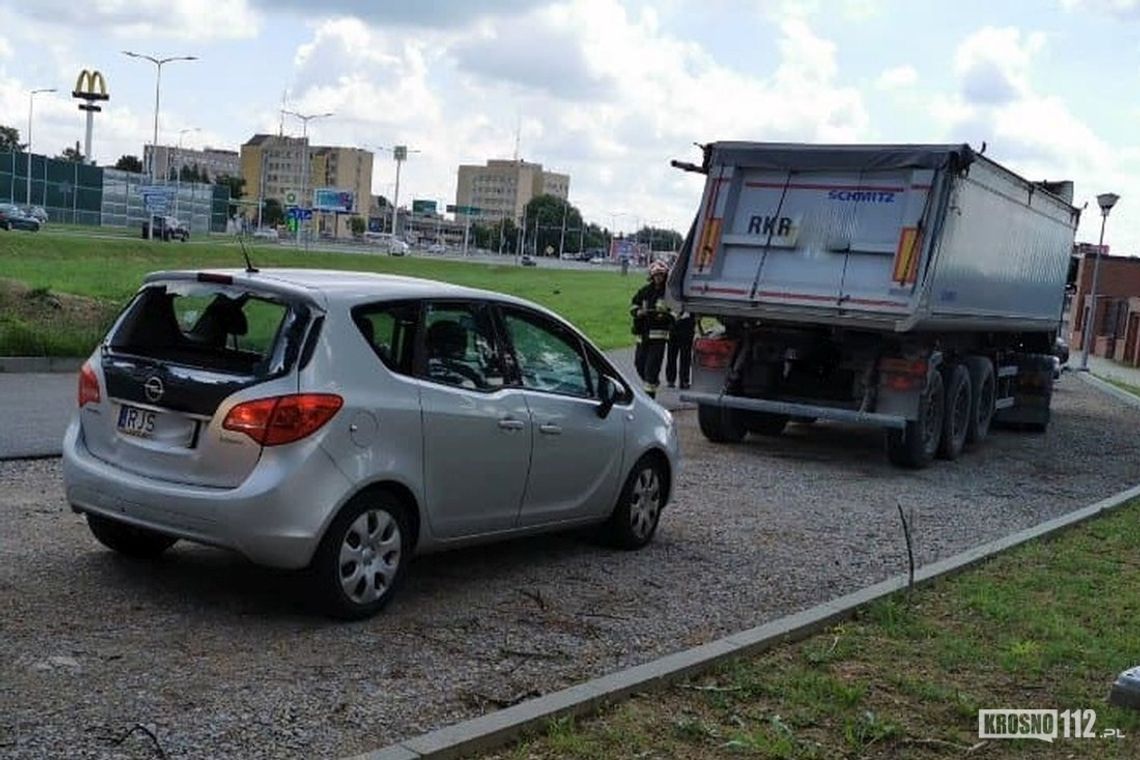 51-latek spowodował kolizję. Ciężarówką najechał na tył osobówki