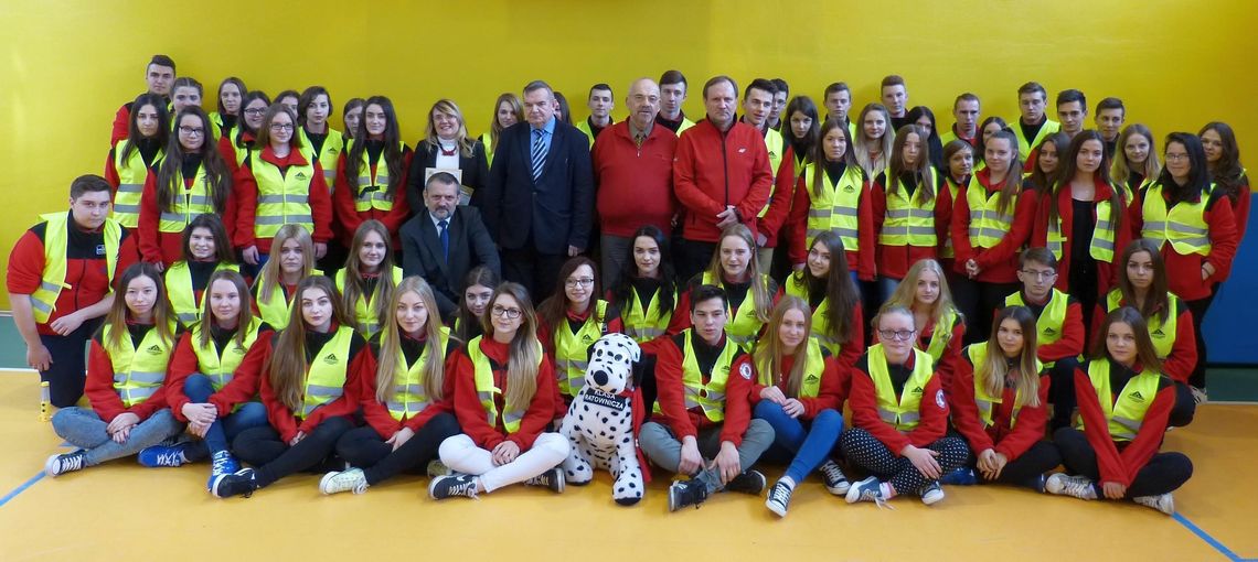 65 uczniów Naftówki oficjalnie ukończyło kurs Ratownika Drogowego