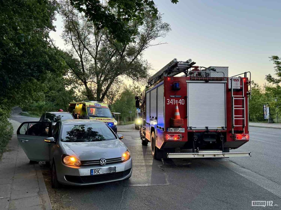 68-latek najechał na tył Volkswagena. Do szpitala przewieziono 37-letnią kobietę i 3-letnie dziecko