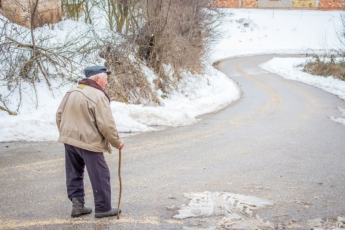 78-latek chciał odwiedzić rodzinę we Wrocławiu, dotarł do Krosna