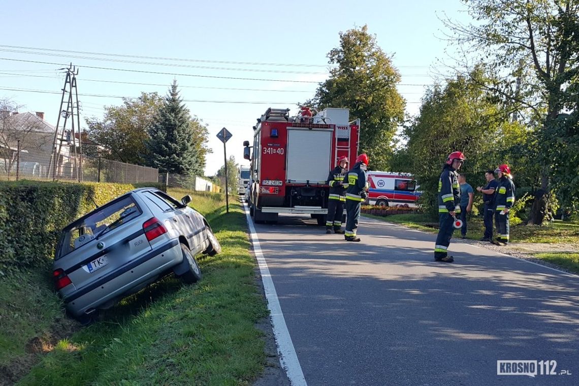 79-latek zasnął za kierownicą. Wjechał do rowu