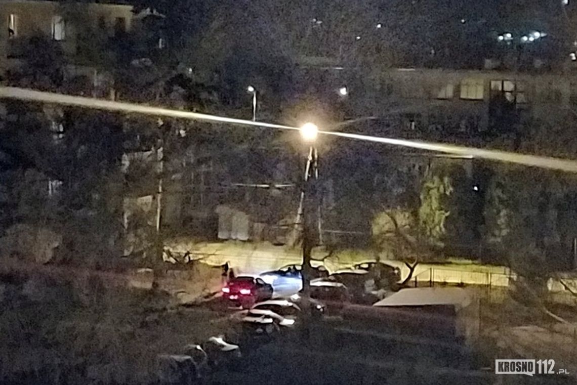 Agresywny 35-latek wpierw uszkodził pojazd, a później uciekł. Ostatecznie trafił do aresztu