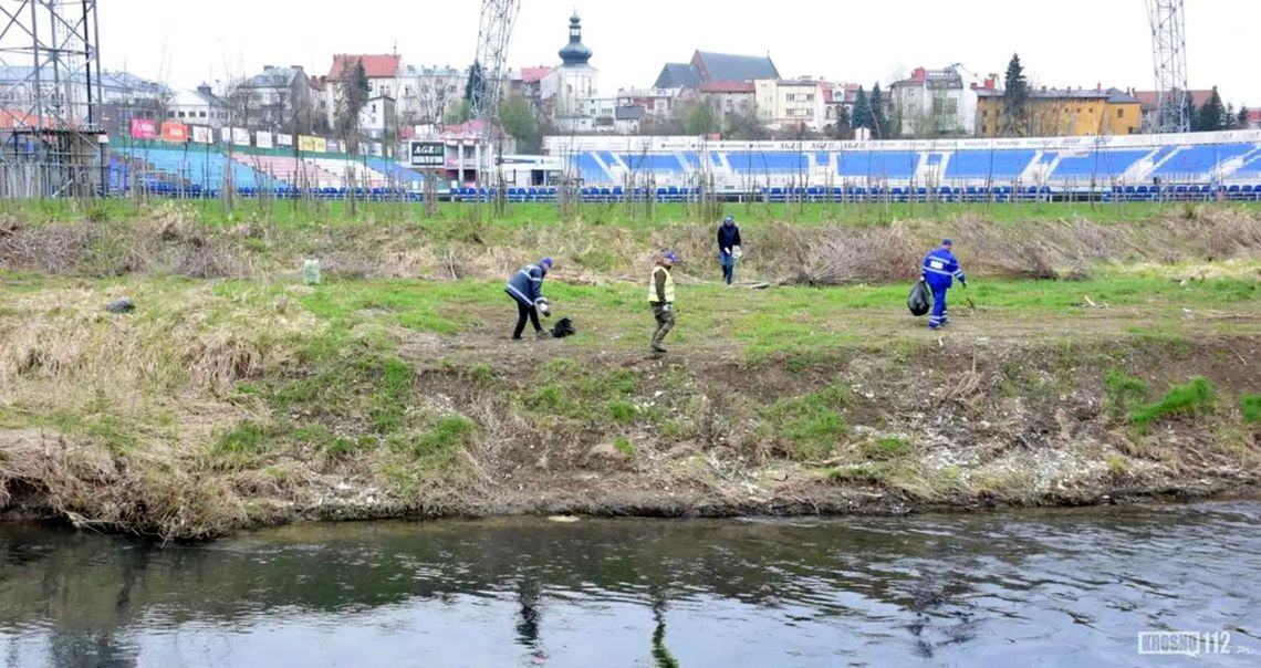 Akcja Czysty Wisłok w Krośnie. Wciąż jest sporo śmieci nad rzeką [ZDJĘCIA]