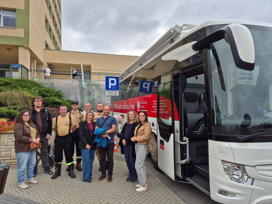 Akcja krwiodawstwa przed Starostwem Powiatowym w Krośnie. Zebrano 6,8 litra krwi Akcja krwiodawstwa przed Starostwem Powiatowym w Krośnie. Zebrano 6,8 litra krwi