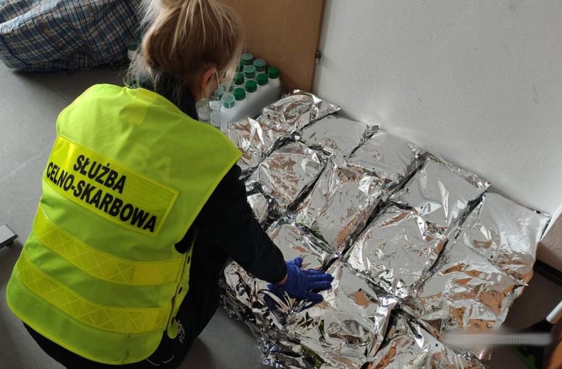 Akcja podkarpackiej KAS. Przejęto ponad 100 kg nielegalnych środków ochrony roślin