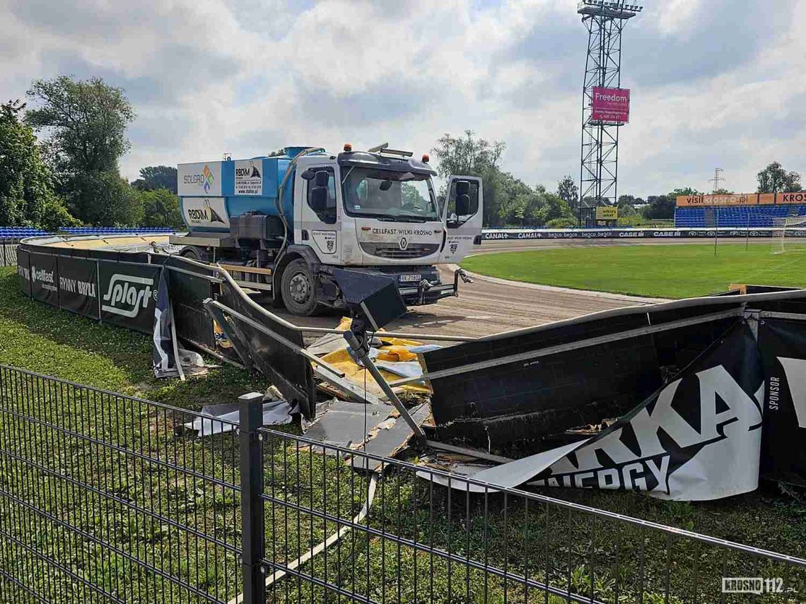 Akcja ratunkowa na stadionie żużlowym w Krośnie. Zasłabł kierowca polewaczki