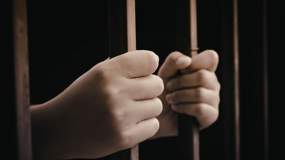 Akt oskarżenia w sprawie 143 wyłudzeń pożyczek. Grozi mu do 8 lat więzienia Akt oskarżenia w sprawie 143 wyłudzeń pożyczek. Grozi mu do 8 lat więzienia