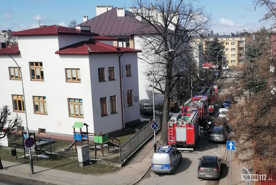 Anonimowe zgłoszenie o bombie w budynku sądu. Ewakuacja osób