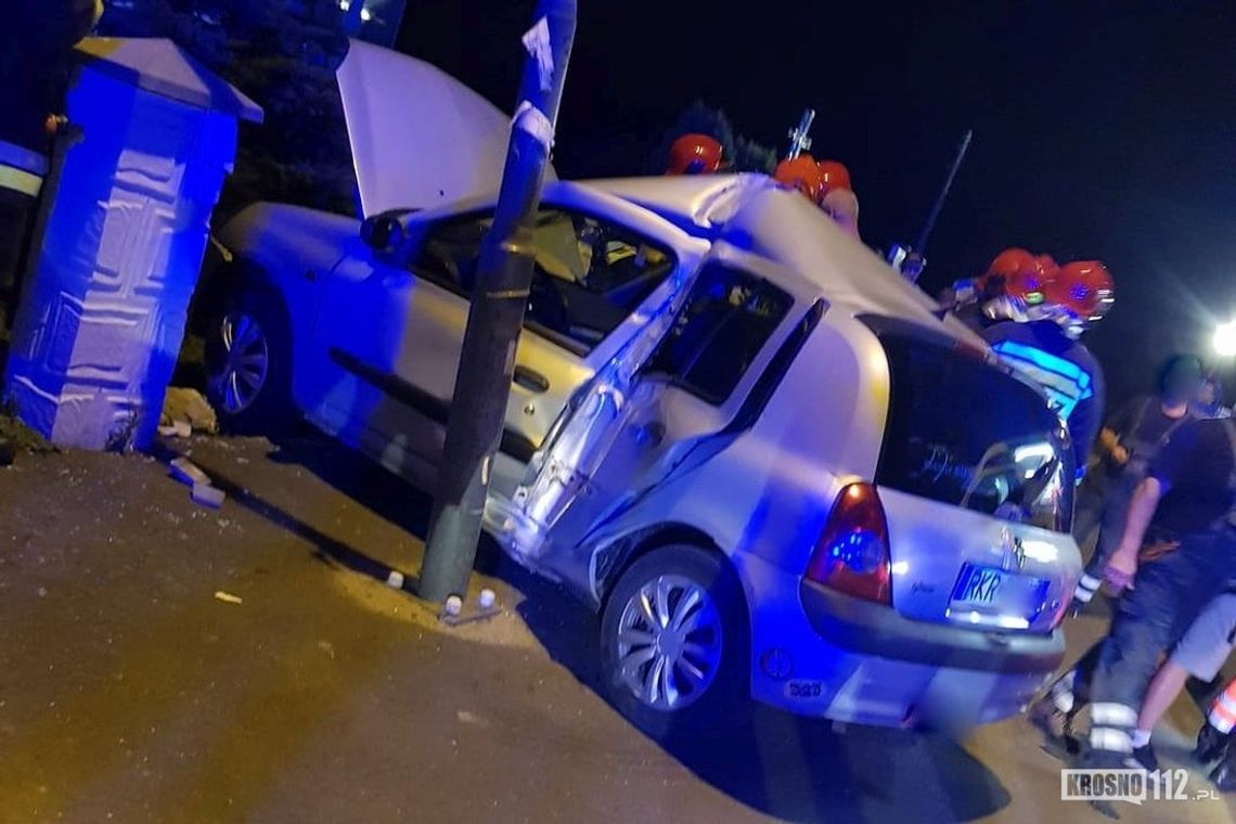 Auto wjechało w latarnię. Niespokojny wieczór w Korczynie-Spornem