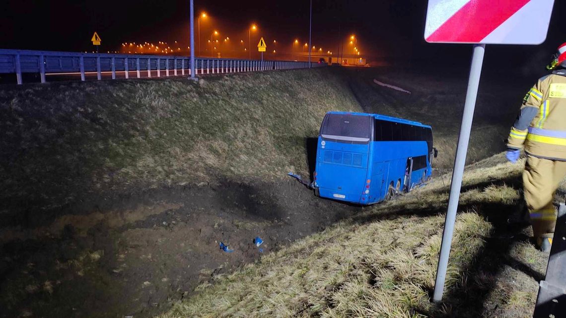 Autobusem wjechał do rowu na autostradzie A4