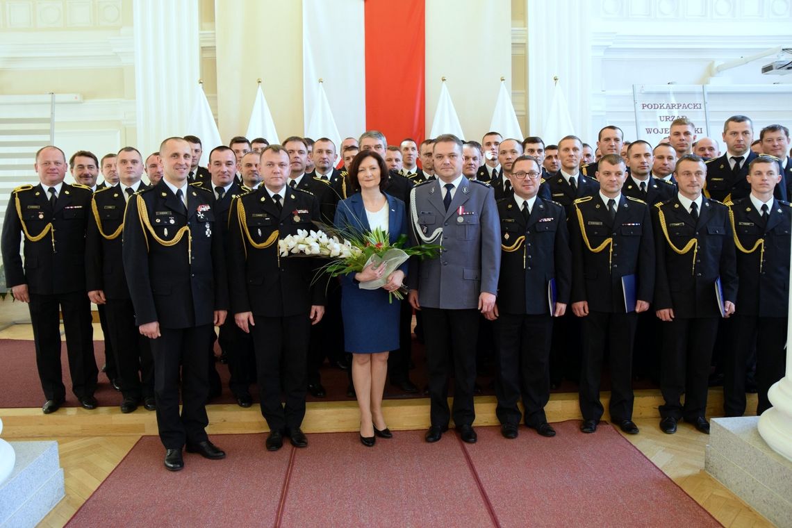 Awanse strażaków, wyróżnienia dla policjantów z Krosna