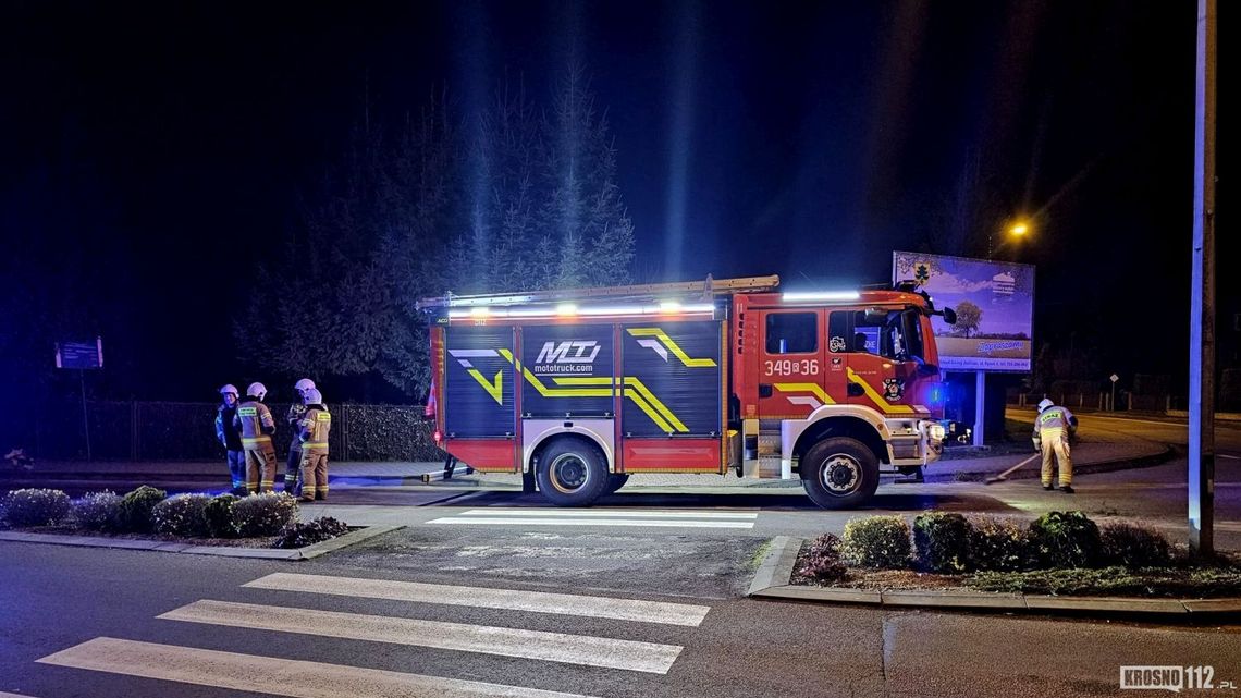 Awaria ciężarówki. Drogi w Jedliczu pokryte śliską plamą Awaria ciężarówki. Drogi w Jedliczu pokryte śliską plamą