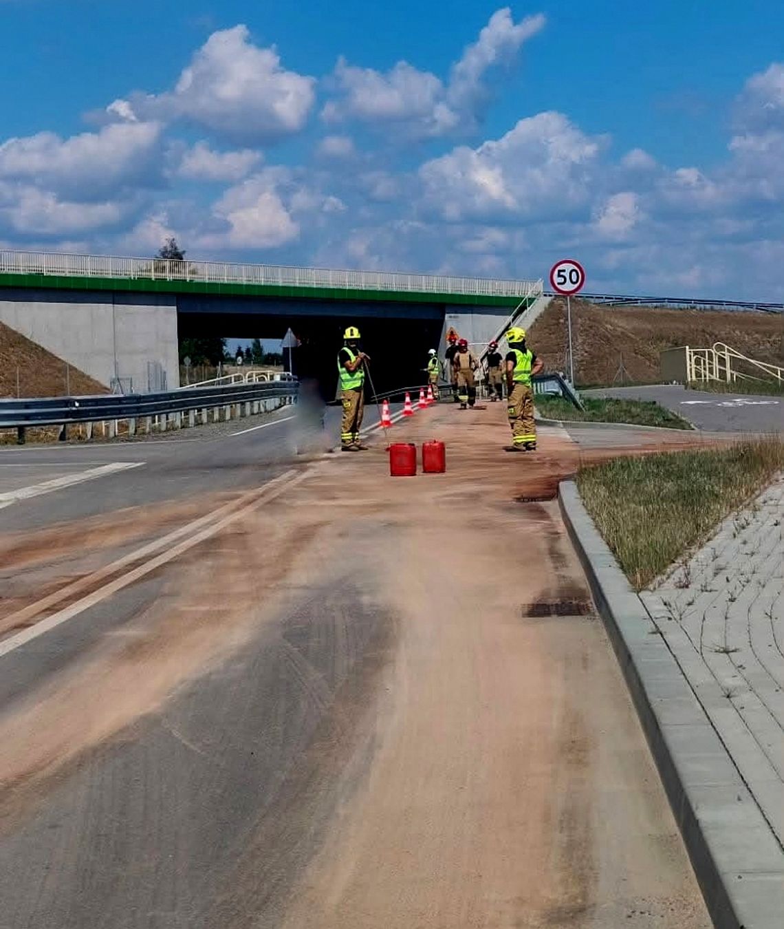 Awaria śmieciarki, Olej rozlał się na drodze powiatowej Awaria śmieciarki, Olej rozlał się na drodze powiatowej