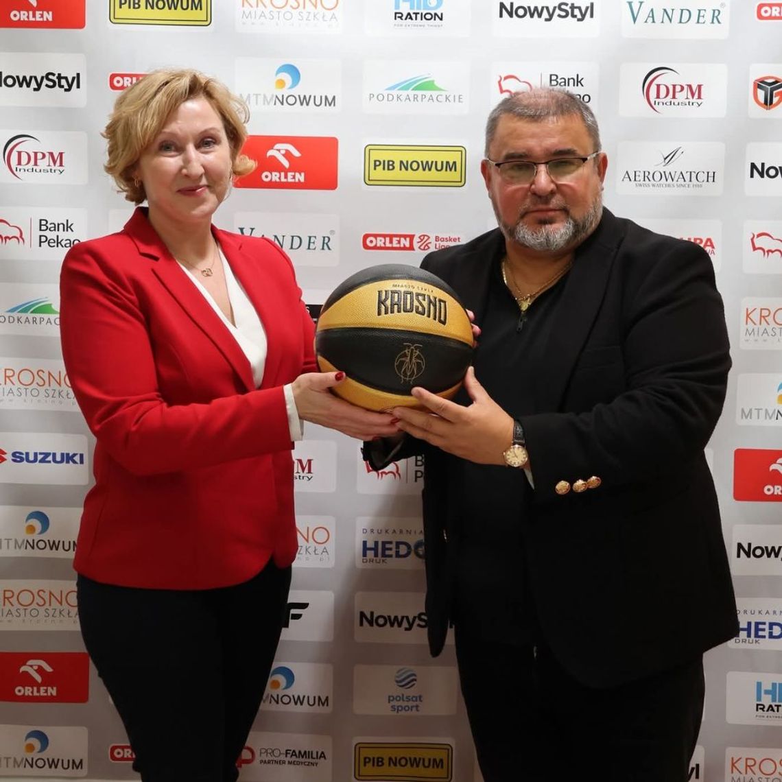 Bank Spółdzielczy w Rymanowie wspiera koszykarską drużynę Miasto Szkła Krosno