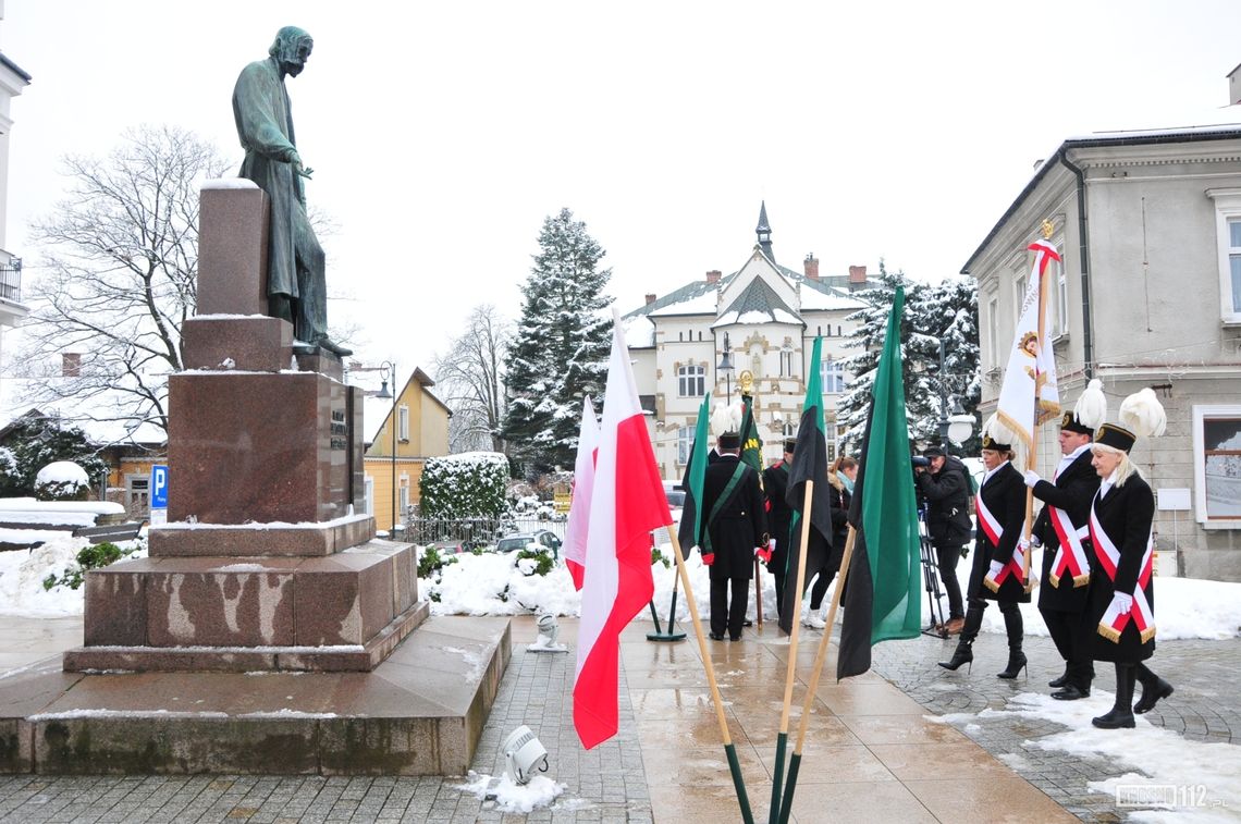 Barbórka w Krośnie. Górnicy-naftowcy i gazownicy złożyli kwiaty przy pomniku Ignacego Łukasiewicza