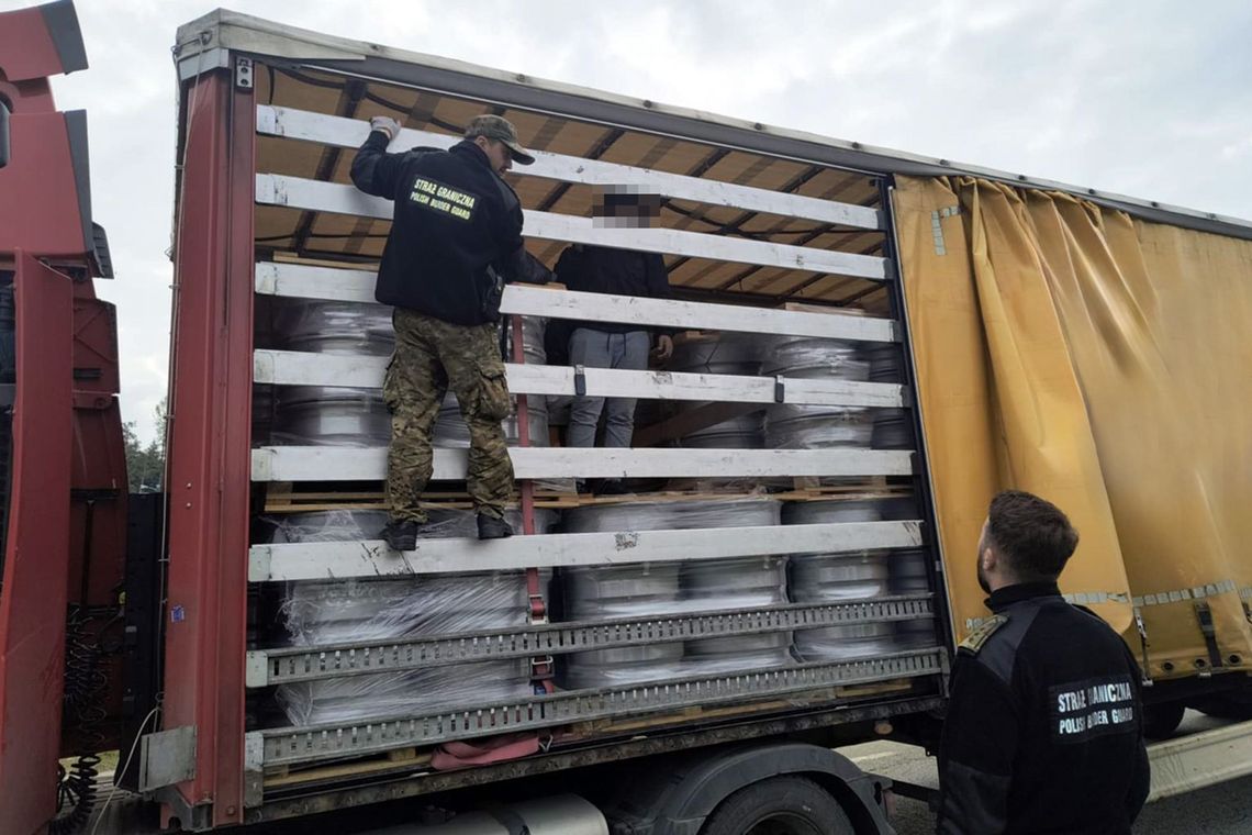 Barwinek. Palestyńczyk ukryty w ciężarówce z felgami