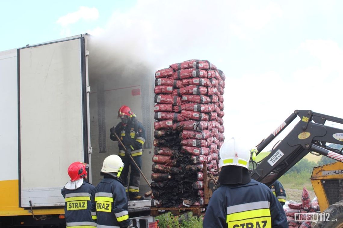 BARWINEK: Pożar w naczepie ciężarówki. Palił się węgiel drzewny