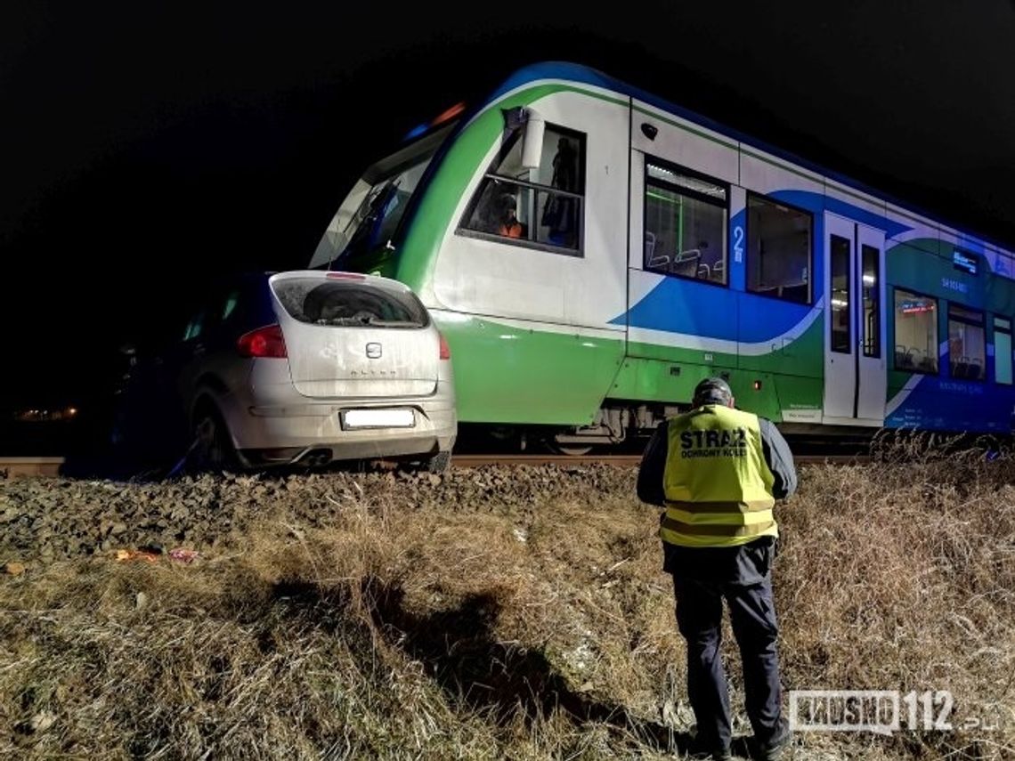 BESKO: Zderzenie samochodu osobowego z pociągiem na niestrzeżonym przejeździe