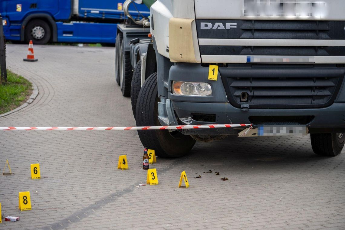 Betoniarką potrącił pieszego na parkingu Betoniarką potrącił pieszego na parkingu