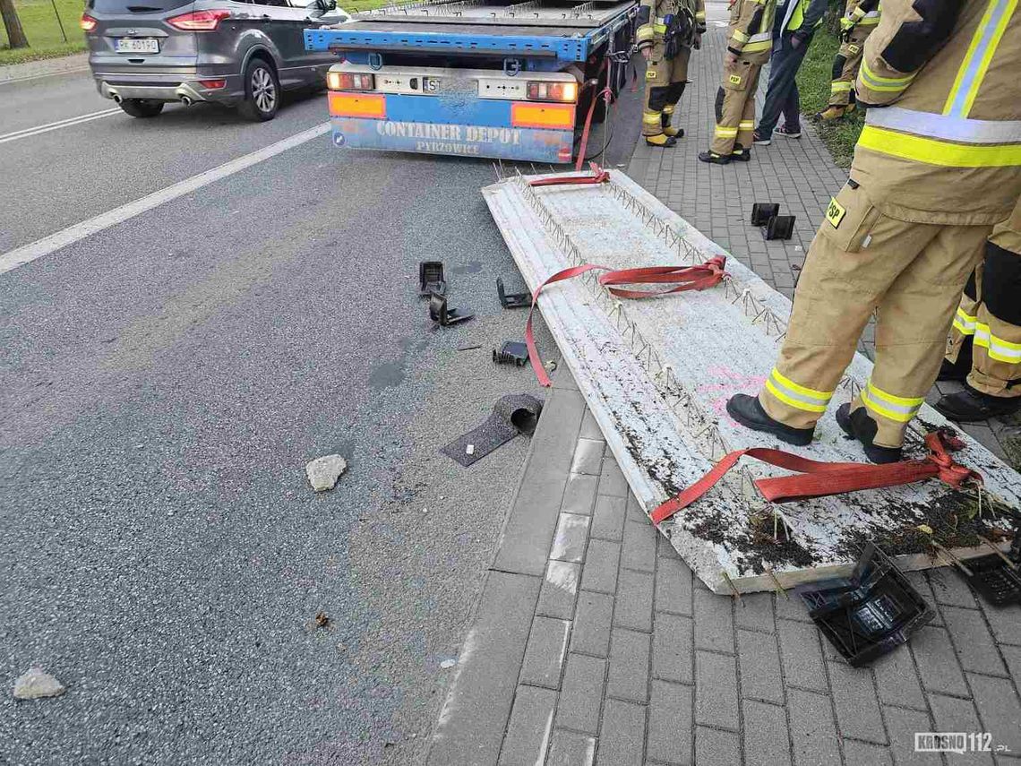 Betonowa płyta spadła z naczepy na jezdnię. Utrudnienia na DK28