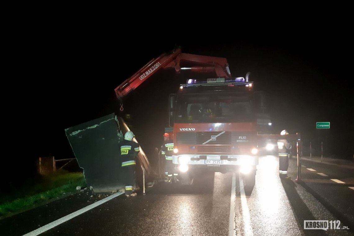 Betonowy zbiornik spadł z pojazdu na jezdnię. Akcja na DK19