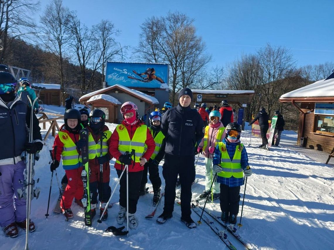 Bezpiecznie na stoku – policyjna profilaktyka w Puławach i Chyrowej