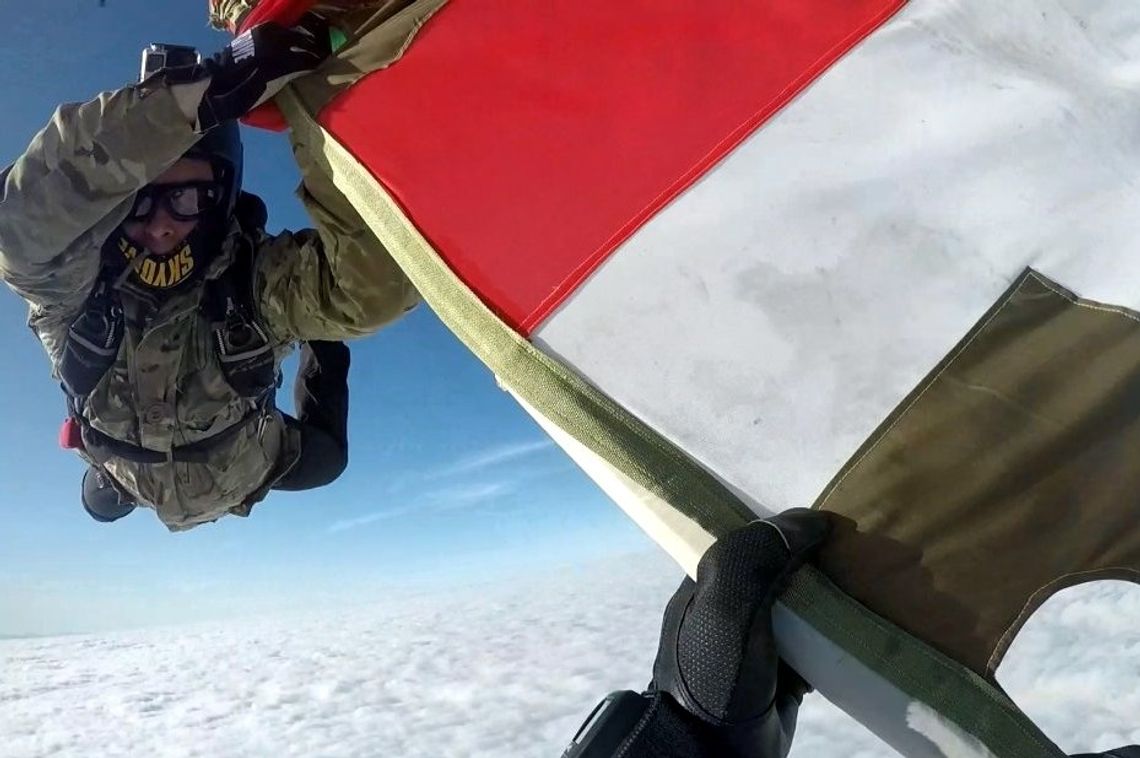 Biało-czerwona flaga nad Krosnem z okazji Dnia Niepodległości Biało-czerwona flaga nad Krosnem z okazji Dnia Niepodległości