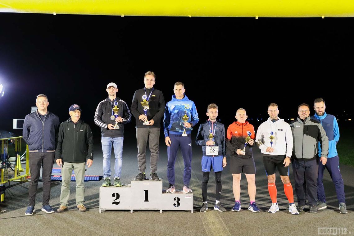 VII Nocny Bieg Lotnika rozświetlił pas startowy lotniska w Krośnie