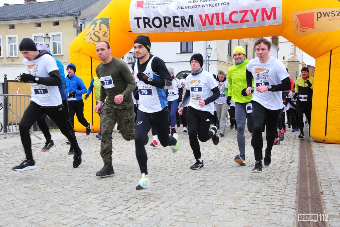 Bieg Tropem Wilczym w Krośnie. Uczestnicy pokonali symboliczny dystans 1 963 metrów