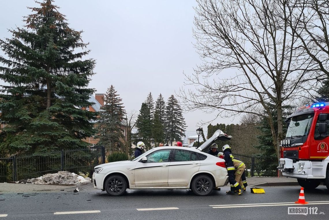BMW najechało na tył Renault. DK28 w Miejscu Piastowym zablokowana