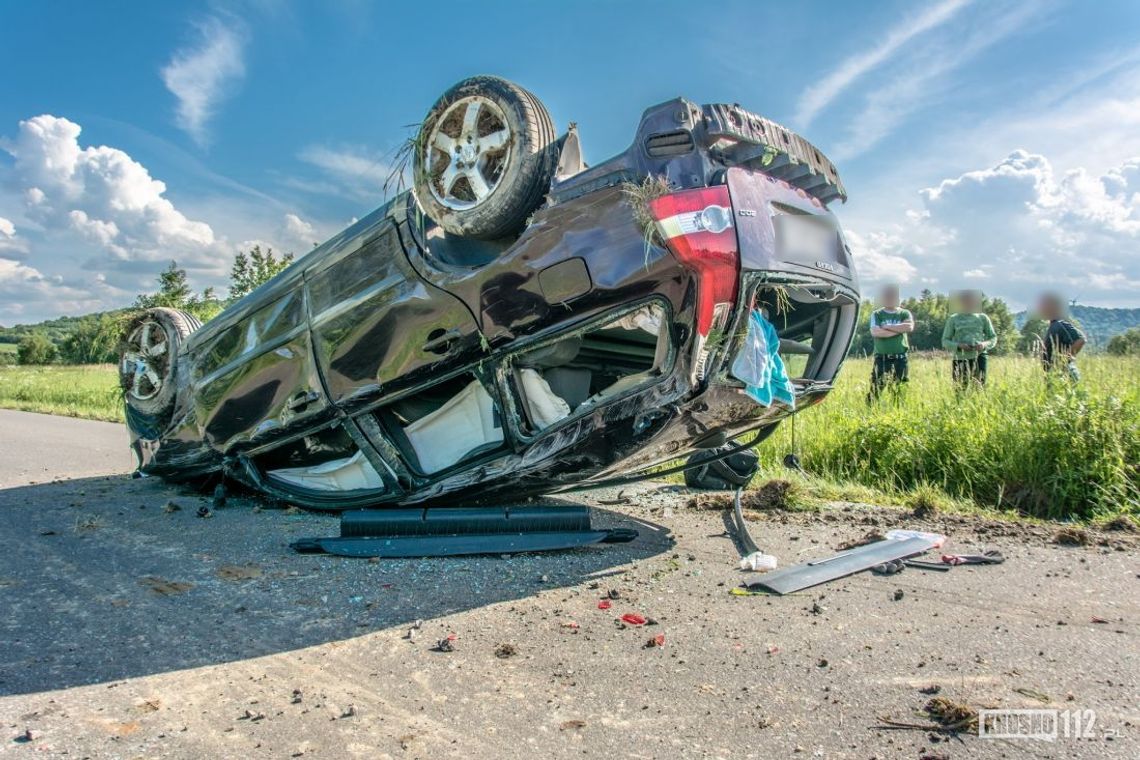 Bóbrka: Dachowanie Volvo - kierowca poszkodowany