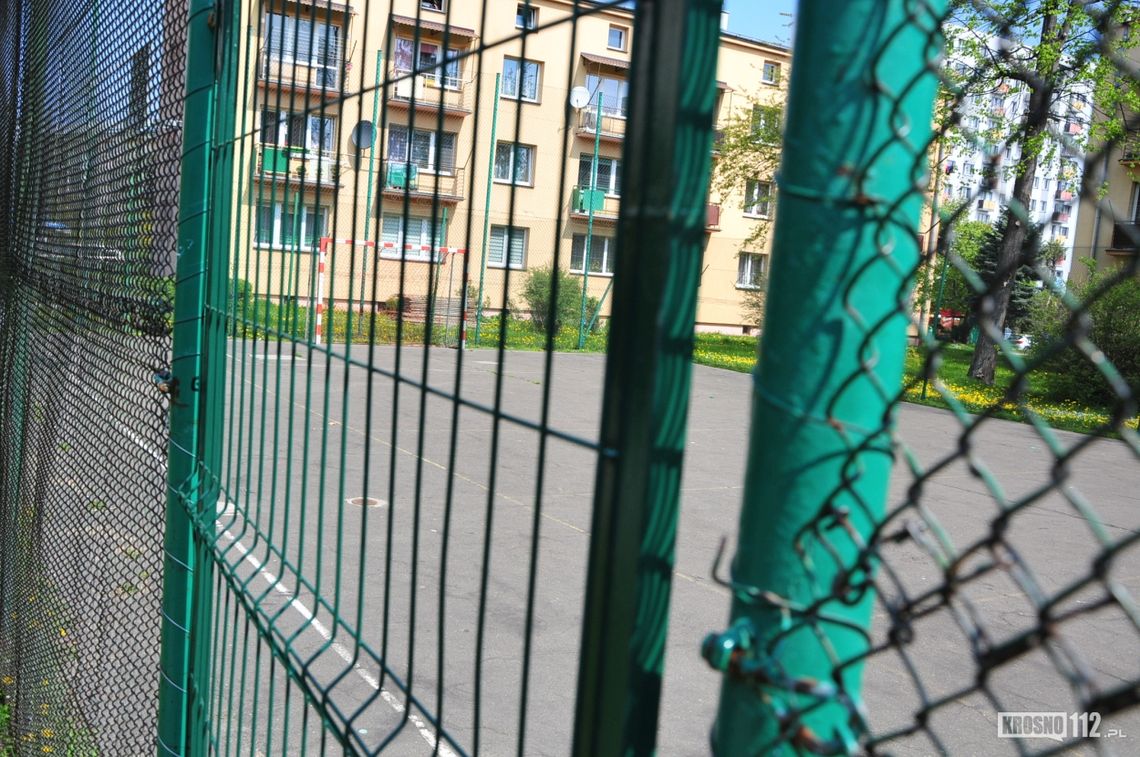Boisko kością niezgody na osiedlu Tysiąclecia w Krośnie. Spierają się młodzi i seniorzy