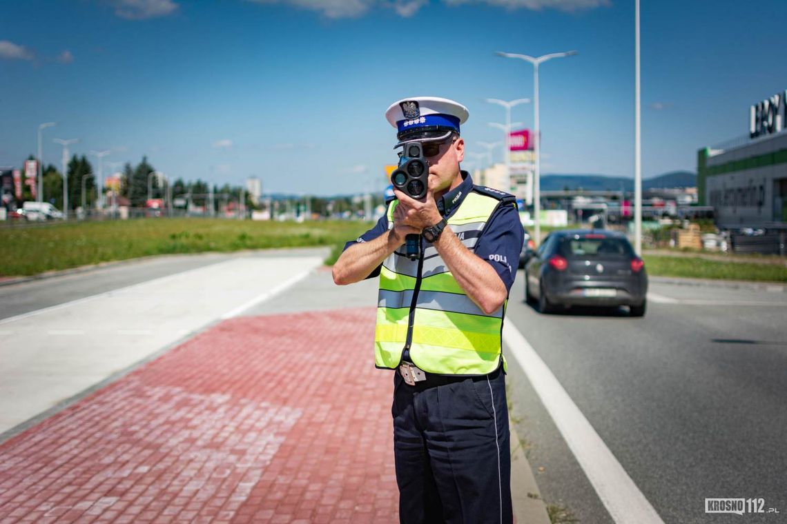 Brawurowa jazda 25-letniego motocyklisty w centrum Krosna! Policjanci surowo go ukarali