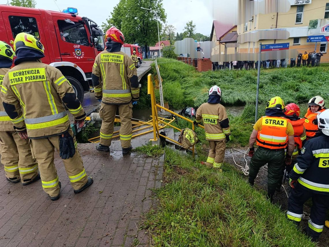 Brzozów. Samochód przebił bariery mostu i wpadł do rzeki