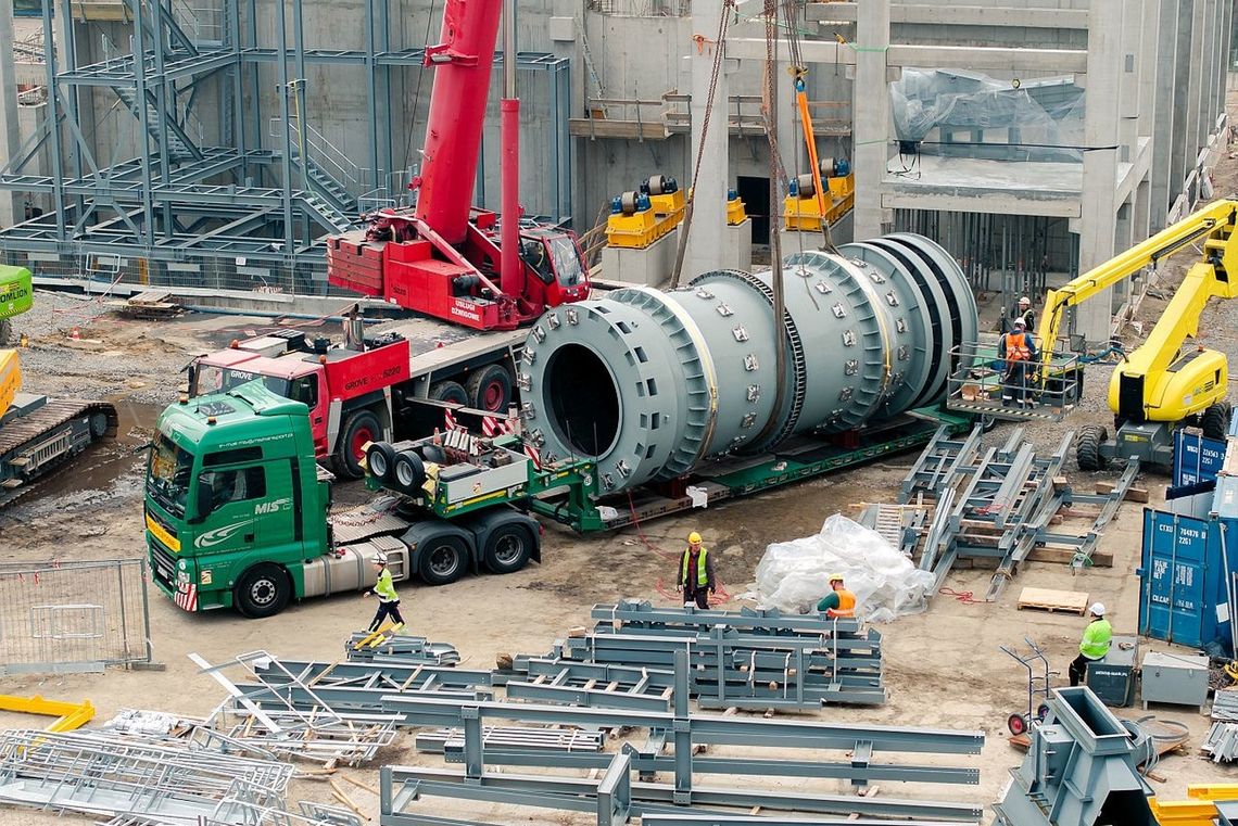 Budowa bloku energetycznego w Krośnie. Na plac budowy dostarczono piec