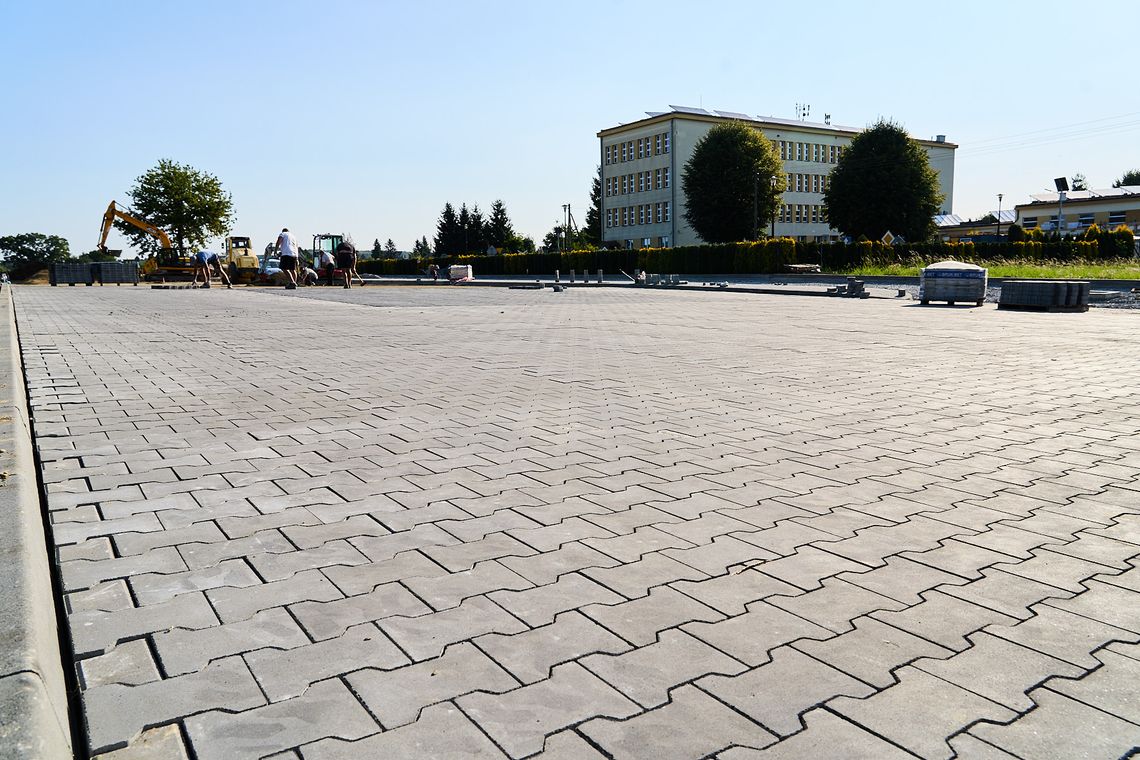 Budowa parkingu przy Szkole Podstawowej w Jedliczu na finiszu