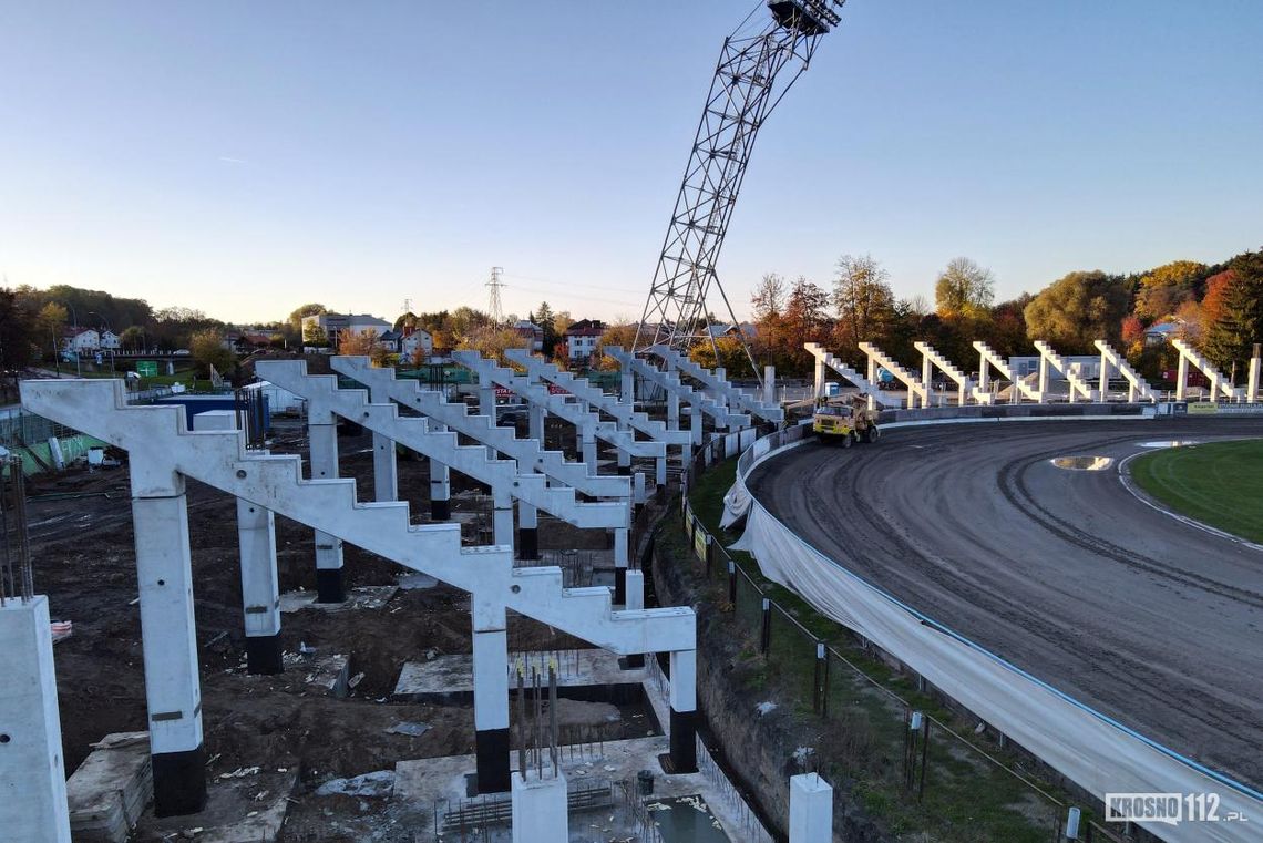 Budowa trybuny na stadionie przy ul. Legionów. Stan na październik 2022 [ZDJĘCIA, FILM]
