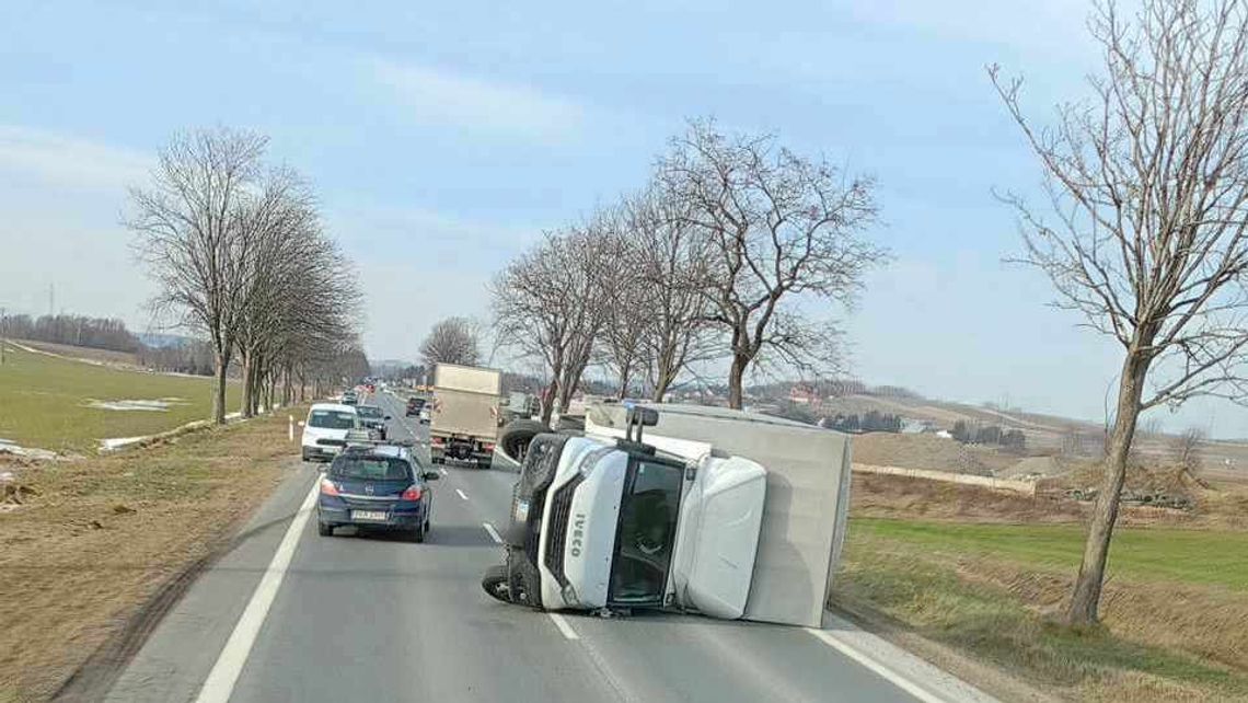 Dostawczy bus na boku. Pas DK28 pomiędzy Klimkówką, a Iwoniczem zablokowany