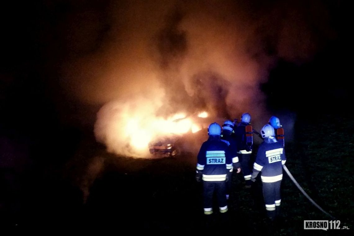 BZIANKA: Nocna akcja strażaków. Gasili samochód na łące