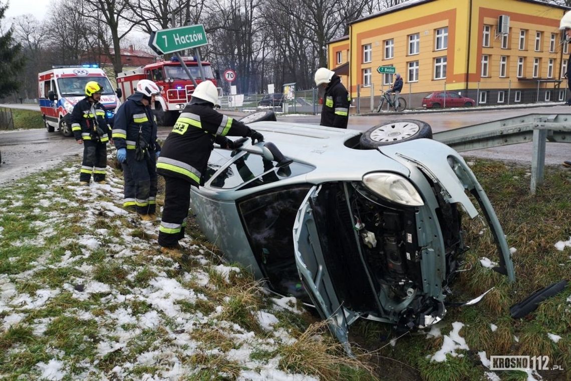 BZIANKA: Samochód na boku. Dwie osoby potrzebowały pomocy