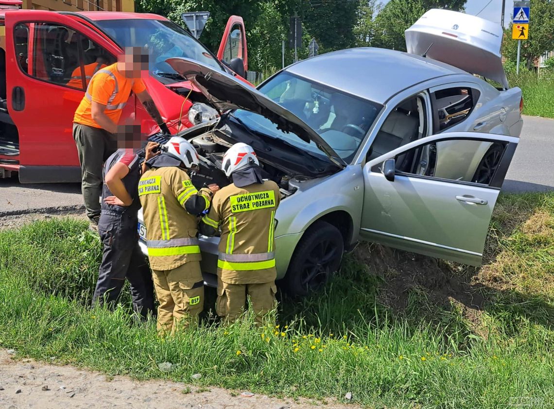 Bzianka. Zderzenie dwóch pojazdów na DW887. AKTUALIZACJA: 7 osób w szpitalu